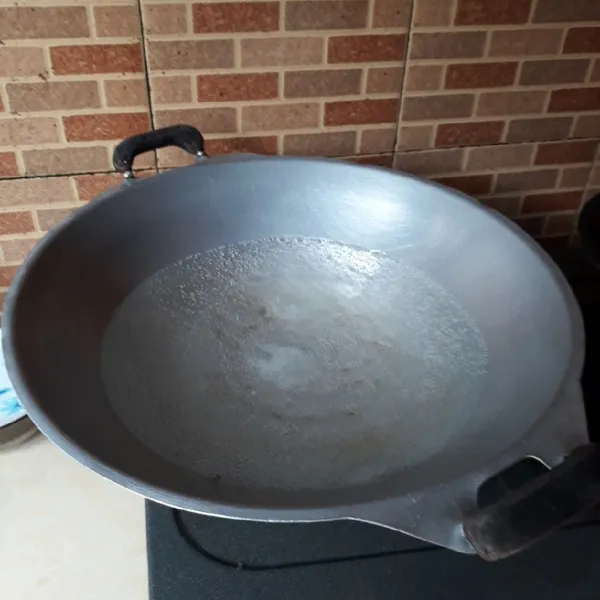Rebus air dengan garam hingga mendidih.