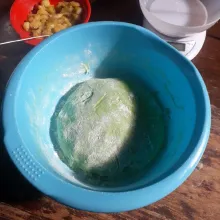 Tambahkan margarin dan garam, uleni dengan mixer spiral hingga kalis (selama 20 menit).