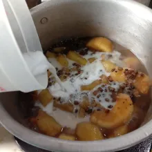 Terakhir, masukkan santan, didihkan kembali. Matikan kompor. Sajikan selagi hangat. Jika ingin disajikan dingin tinggal menambahkan es batu.
