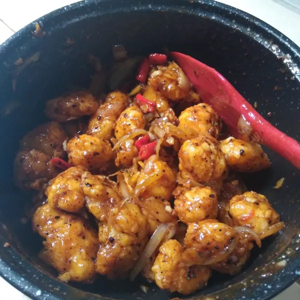 Masukan ayam goreng nya. Aduk rata