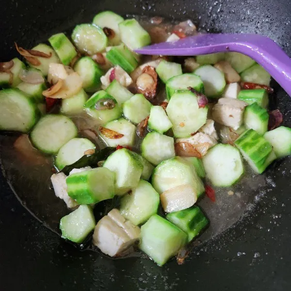 Tambahkan potongan oyong. Aduk. Tambahkan air.