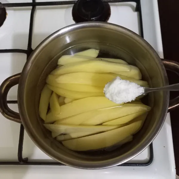 Didihkan air dalam panci, rebus kentang dengan penambahan garam hingga setengah matang, tiriskan.