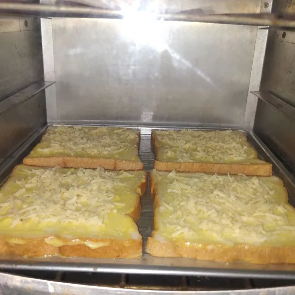 Panggang roti di suhu 180°C selama 20 menit.