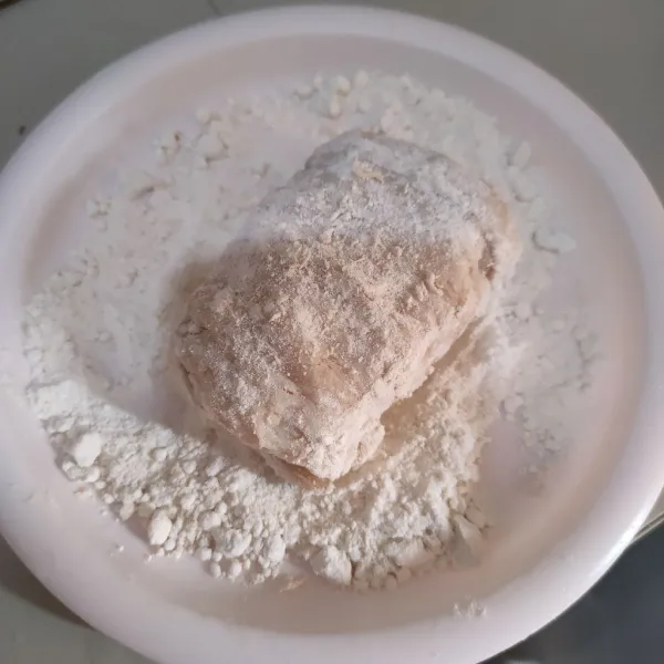 Baluri dengan tepung bumbu, sisihkan.