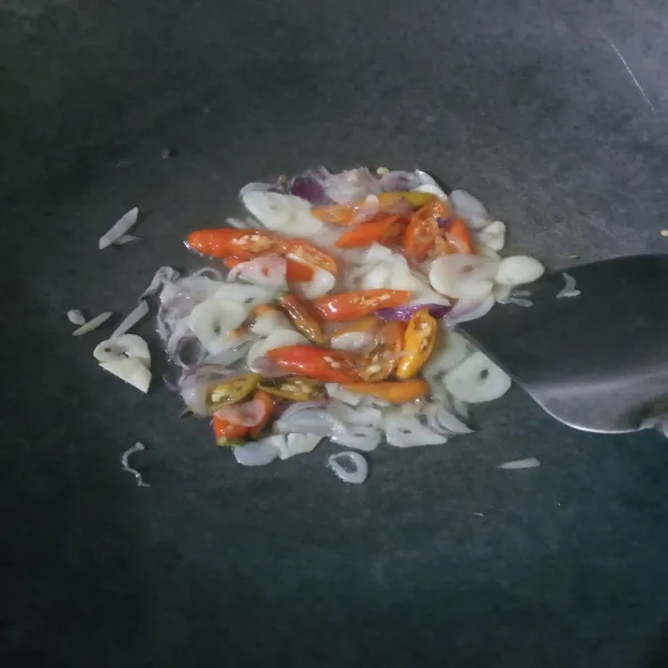 Panaskan sedikit minyak goreng, tumis bumbu iris sampai harum.