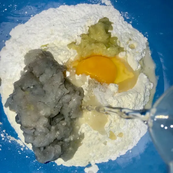 Campur semua bahan dan uleni sampai rata.