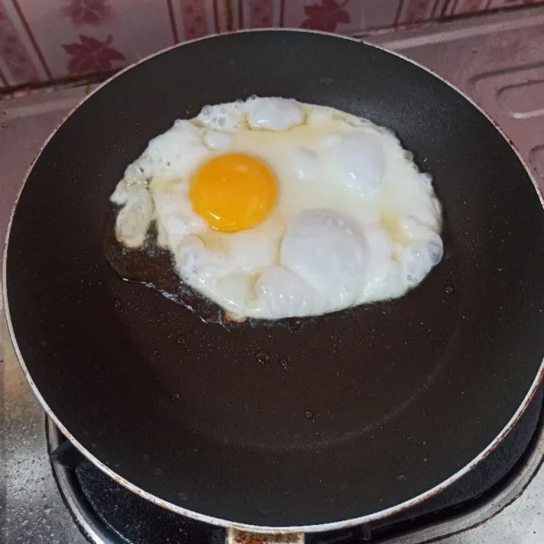 Ceplok telur, tambahkan sejumput garam dan goreng hingga matang. Setelah matang, angkat dan tiriskan.