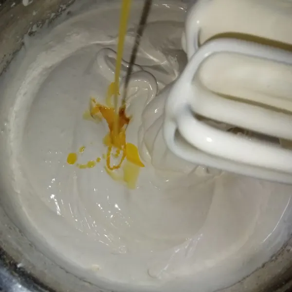 Mixer adonan hingga kental putih berjejak menggunakan kecepatan tinggi, kemudian masukkan margarin leleh, mixer hingga rata dengan kecepatan rendah.