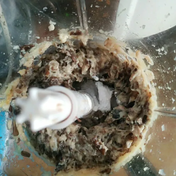 Masukan jamur kuping yang sudah di xincang kasar lalu giling hingga tercampur rata dengan daging