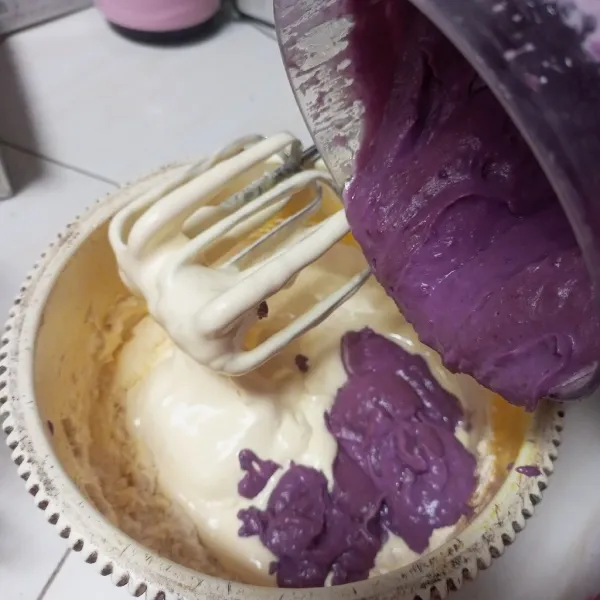 Masukkan tepung terigu, adonan ubi ungu dan garam, mixer hingga rata.