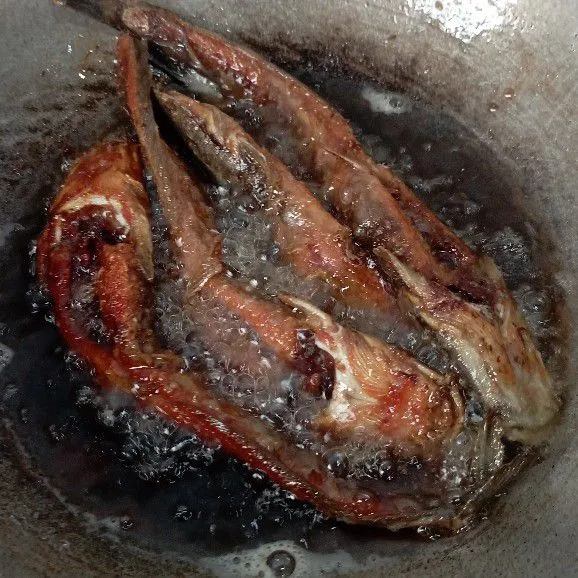 Cuci bersih ikan lele, lalu marinasi ikan lele kurang lebih 15 menit. Setelah itu, goreng ikan lele sampai matang.