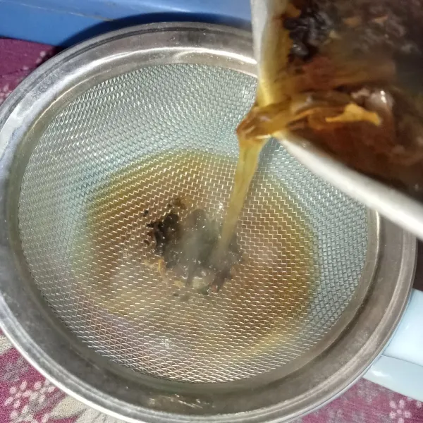Kemudian saring teh di dalam gelas, sampai takaran setengah dari gelasnya ±100 ml.
