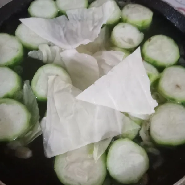 Lalu masukkan kubis.