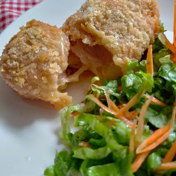 Iris tipis wortel dan selada romani. Sajikan dengan beef katsu, saus dan nasi hangat.