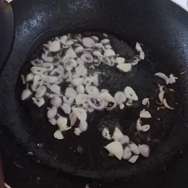 Tumis bawang merah dan bawang putih sampai harum.