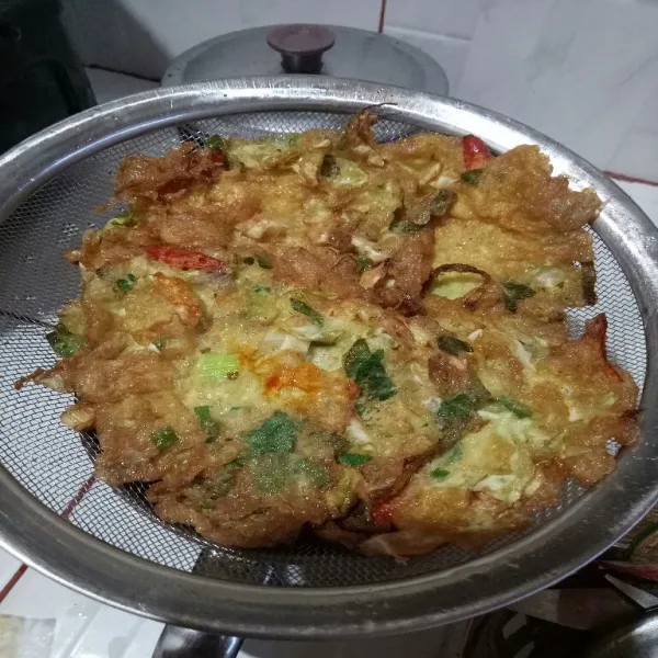 Tiriskan telur dadar.