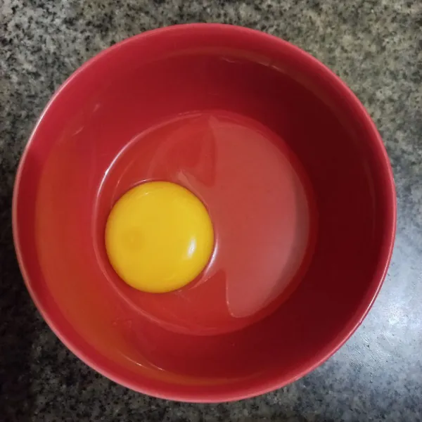 Pecahkan telur pada mangkuk.