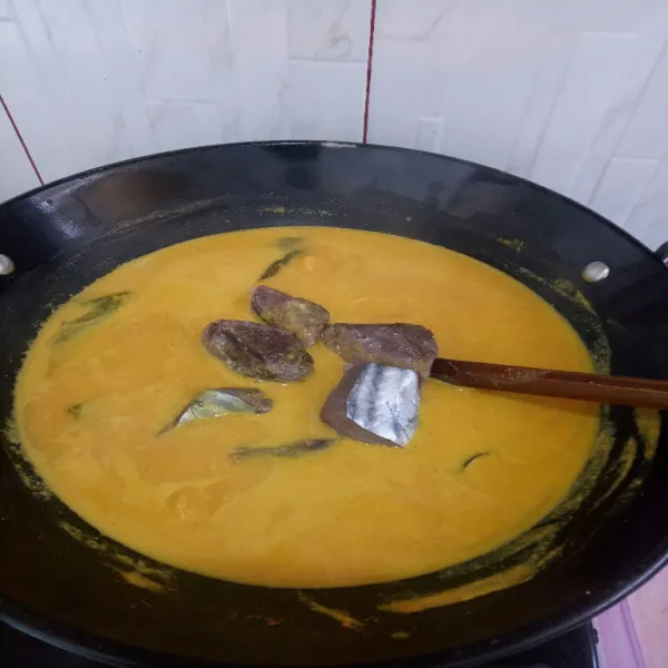 Masukkan ikan dan masak hingga ikan matang.