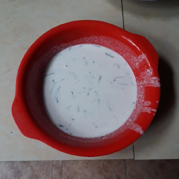 Campurkan tepung beras, tepung tapioka, garam, kaldu, merica, bumbu halus, santan dan daun jeruk. Tambahkan air sedikit demi sedikit sambil diaduk hingga rata (kekentalan sedang). Test rasa.