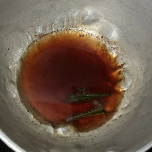 Masak air gula merah dan daun pandan hingga mendidih dan air tersisa setengahnya kemudian matikan api, sisihkan.