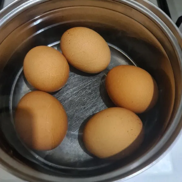 Rebus telur ayam hingga matang.