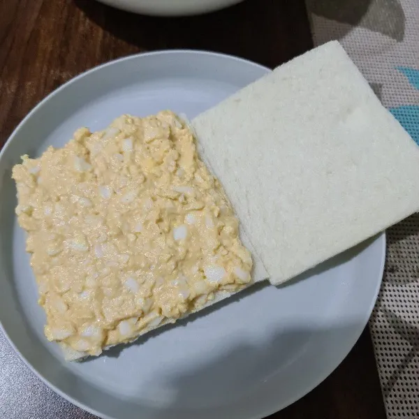 Beri adonan telur ke atas roti tawar. Tutup dengan roti tawar lagi dan siap dinikmati.