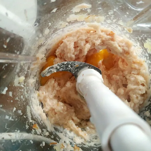 Blender hingga semua bumbu tercampur rata dan halus kemudian tambahkan 1 bitir telur giling lagi hingga adonan terlihat halus