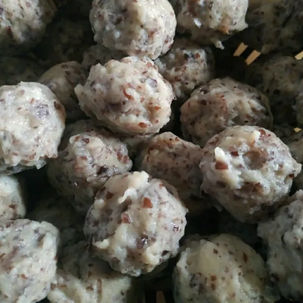 Setelah bakso matang / mengapung angkat kemudian tiriskan bakso siap diolah menjadi bakso goreng atau bakso bakar