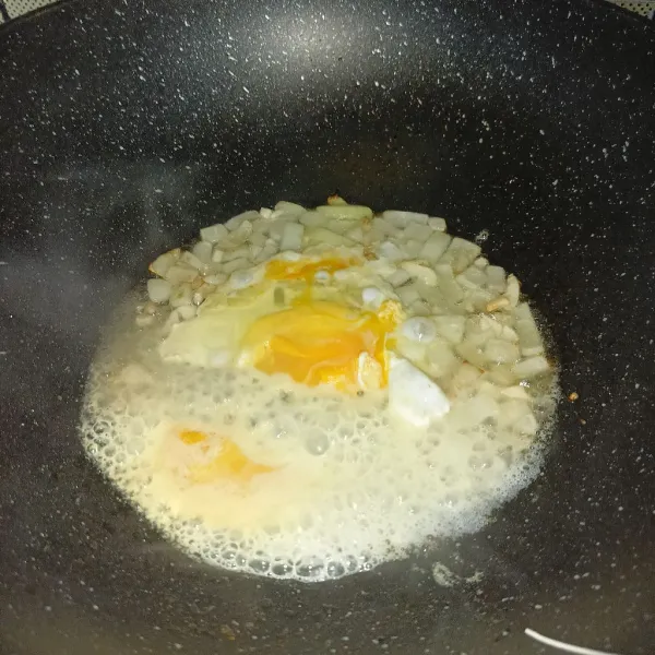Masukkan telur dan buat orak-arik.