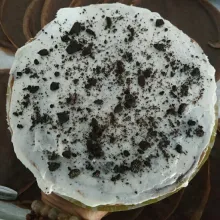 Setelah layer ke 5 beri preo crumble diatas whipe cream lalu timpah lagi dengan kulit crepes, (layer yang diberi oreo crumble adalah layer ke 5,10,15,20 dan 25) jadi tiap 5 layer kita kasih oreo crumble.