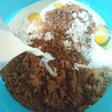 Lalu tuang susu cair, aduk hingga rata kemudian saring agar tidak ada yang bergerindil.