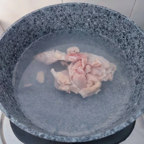 Rebus ayam fillet hingga empuk, tiriskan dan buang airnya. Kemudian potong dadu, sisihkan. (Jika menggunakan ayam kampung, air rebusan bisa dipakai buat kuah).