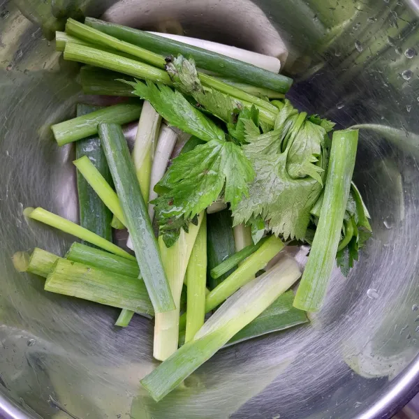 Kemudian masukkan daun bawang dan seledri, aduk rata. Masak hingga daun bawang dan seledri layu, kemudian angkat daun bawang dan seledrinya. Koreksi rasa dan sup bebek siap disajikan.