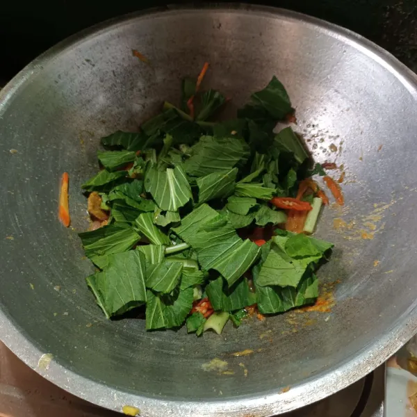 Panaskan minyak, tumis bawang merah dan bawang putih sampai harum. Lalu masukkan bakso, cabe, wortel, dan caisim. Aduk sampai layu.