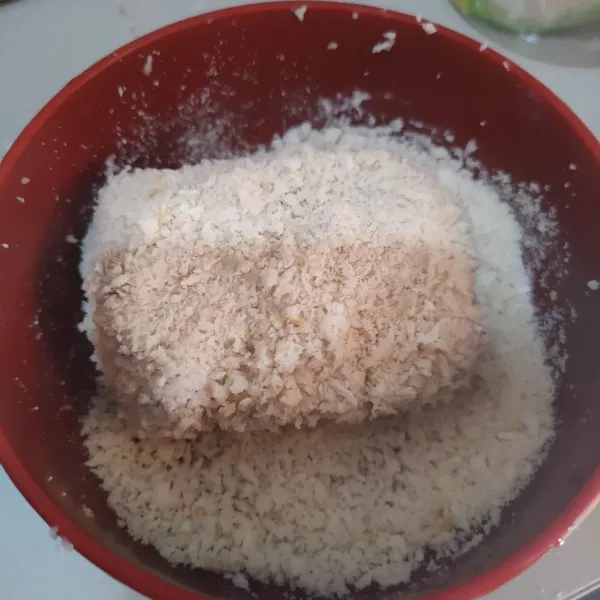 Baluri merata dengan tepung roti.