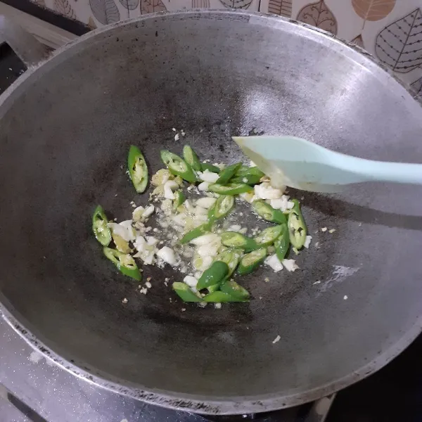 Panaskan minyak lalu tumis jahe, bawang putih, dan cabe hingga harum.