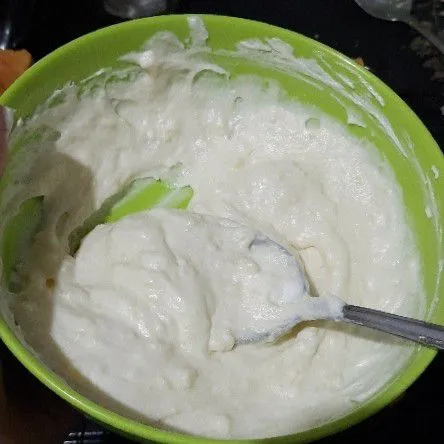 Untuk filling : Aduk rata mentega putih, gula halus hingga mengembang lalu tuang kental manis mix lagi, kemudian masukkan cream caheese mix lagi.