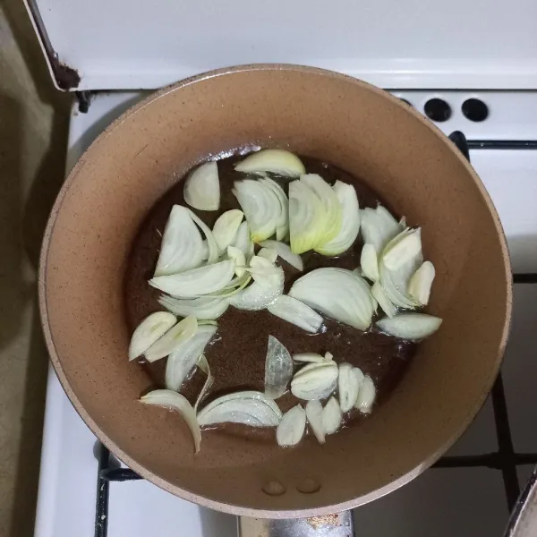 Tumis irisan bawang bombay dan bawang putih hingga harum.