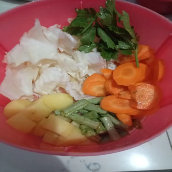 Siapkan bahan sayur lalu potong-potong sesuai selera.