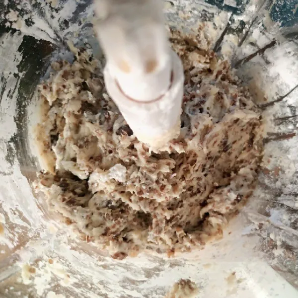 Tambahkan tepung tapioka dan baking powder lalu giling hingga tercampur rata
