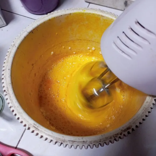 Mixer telur, gula dan SP sampai kental berjejak.