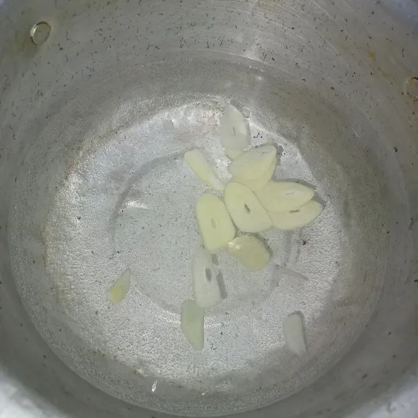 Rebus air hingga mendidih kemudian masukkan bawang putih.