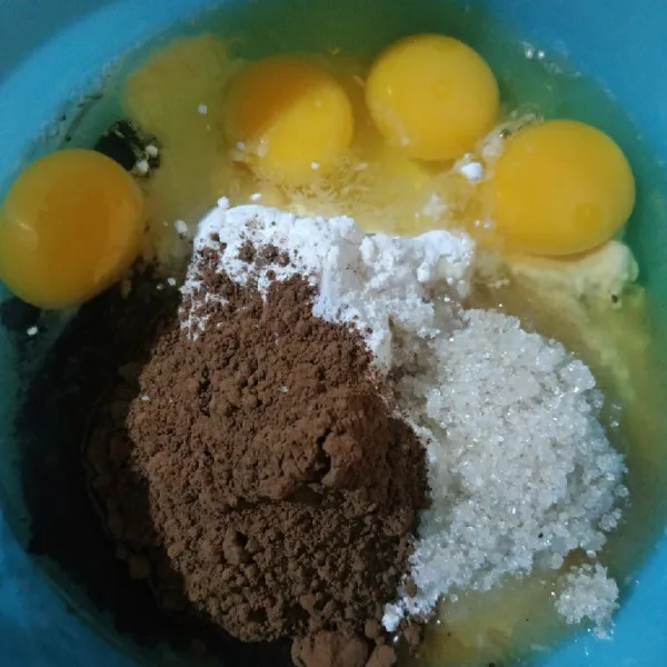 Campur jadi satu tepung terigu, coklat bubuk, gula,garam, vanili dan telur dalam baskom.