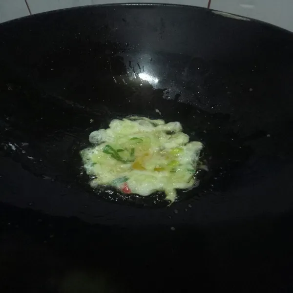 Ambil sedikit adonan telur lalu goreng hingga matang lalu tiriskan. Lakukan sampai adonan telur abis.