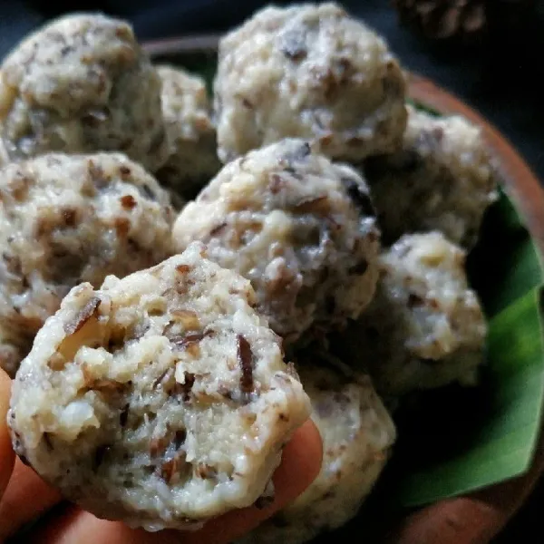 Bakso jamur ini terxturnya kenyal dan ada sensasi kres dari jamur kuping