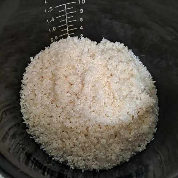 Cuci bersih beras, masukkan dalam magic com.