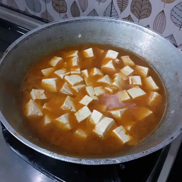 Masak beberapa saat agar bumbu meresap. Cicip dan koreksi rasa.