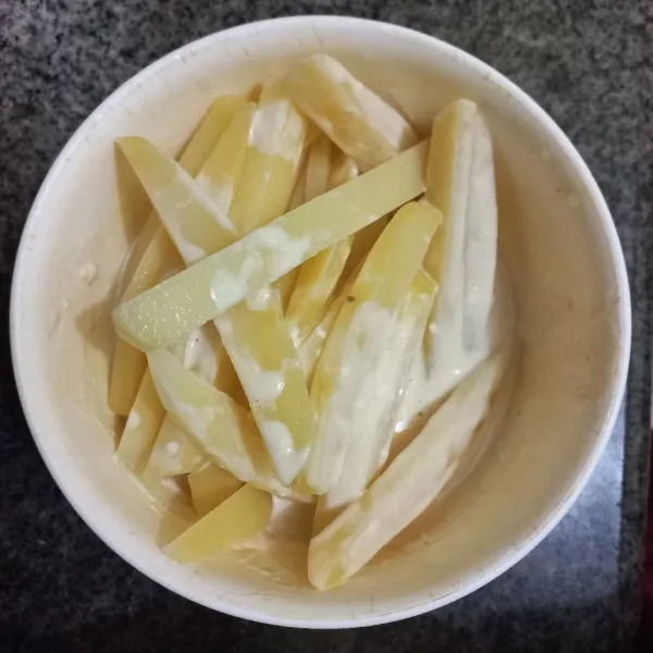 Masukkan potongan kentang pada adonan tepung basah.