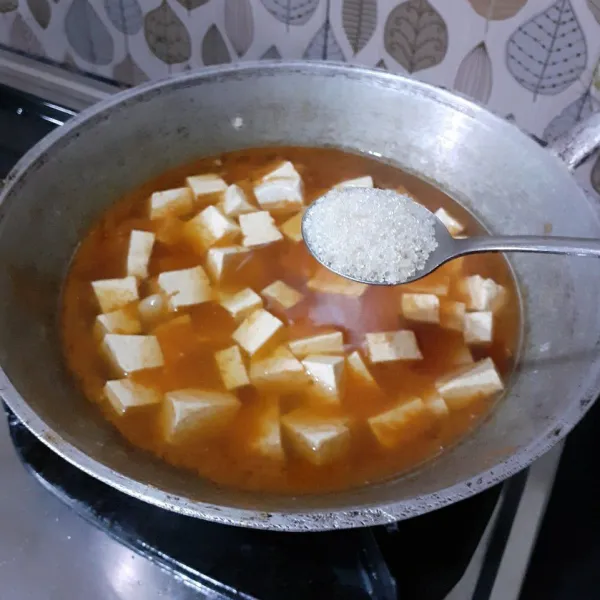 Tambahkan tahu, saus tomat, dan gula pasir.
