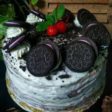 Lakukan hingga semua kulit crepes tertutup whipecream, lalu atasnya beri toping oreo utuh.